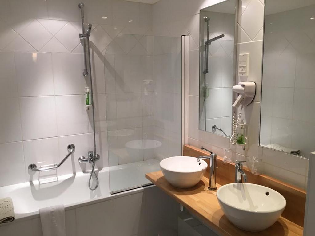 Hotel Restaurant Tivoli - Basel Airport 위냉그 외부 사진