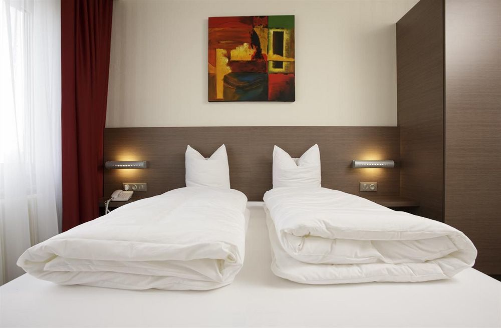 Hotel Restaurant Tivoli - Basel Airport 위냉그 외부 사진